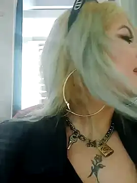 Snapshot of HollyWould__ chatting on September 11, 7:03 pm HollyWould online show from September 11, 7:03 pm