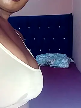 Luciouslips00 online show from March 28, 3:57 pm