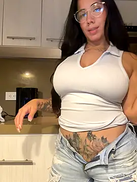 Snapshot of AndyFire69 chatting on November 13, 6:06 am AndyFire69 online show from November 13, 6:06 am