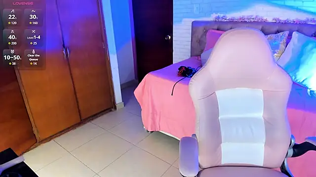 Snapshot of Kitty_Pam chatting on November 17, 8:46 pm Kitty Pam online show from November 17, 8:46 pm