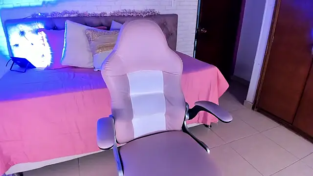 Snapshot of Kitty_Pam chatting on November 14, 7:28 pm Kitty Pam online show from November 14, 7:28 pm