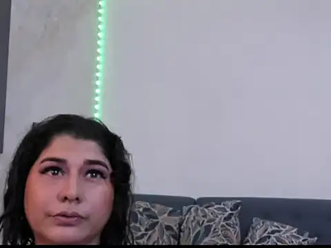 Snapshot of alinabozz1 chatting on June 25, 7:30 pm alinabozz1 online show from June 25, 7:30 pm