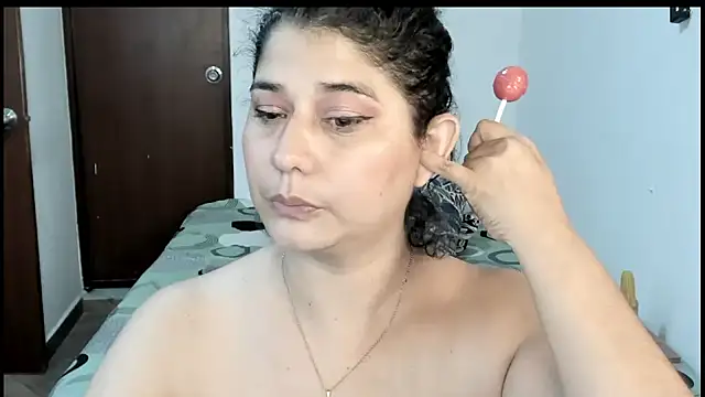 Snapshot of alinabozz1 chatting on July 11, 4:35 am alinabozz1 online show from July 11, 4:35 am
