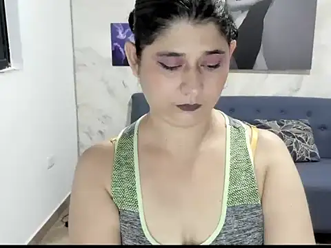 Snapshot of alinabozz1 chatting on June 6, 2:39 am alinabozz1 online show from June 6, 2:39 am