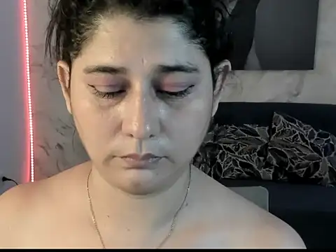 Snapshot of alinabozz1 chatting on June 14, 5:19 am alinabozz1 online show from June 14, 5:19 am