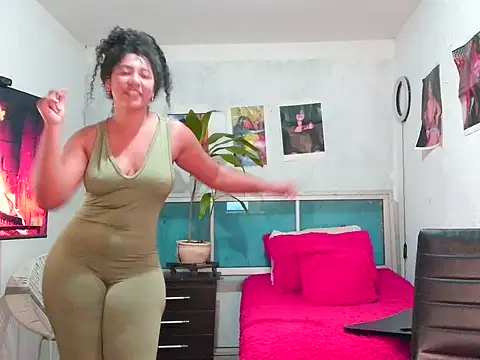 Snapshot of bellacrespalatina chatting on May 5, 4:54 pm bellacrespalatina online show from May 5, 4:54 pm