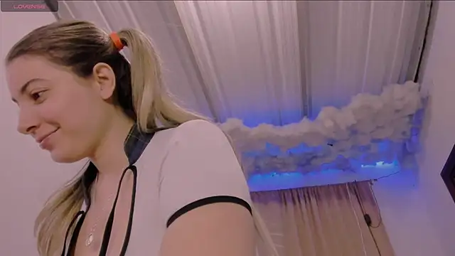 Lauu G online show from March 22, 2:27 am