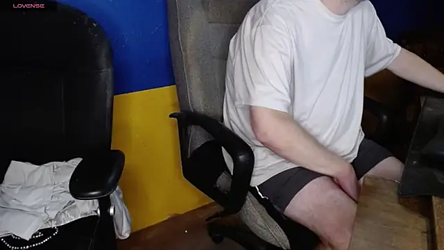 shyhuskyguy online show from December 5, 5:06 am