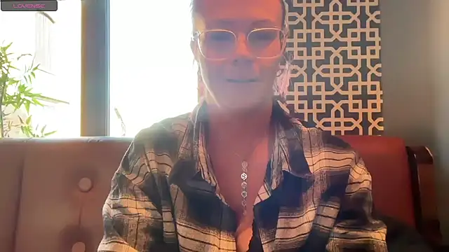 Snapshot of MelodyRoseUk chatting on October 28, 12:04 pm MelodyRoseUk online show from October 28, 12:04 pm