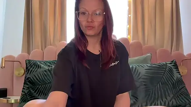 Snapshot of MelodyRoseUk chatting on March 4, 10:45 am MelodyRoseUk online show from March 4, 10:45 am