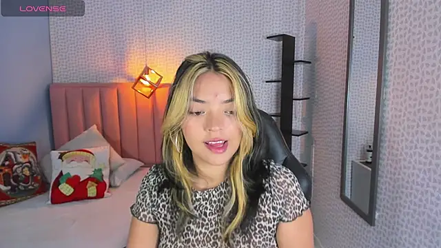 Snapshot of DENISERICHARD2 chatting on December 4, 12:37 pm DENISERICHARD2 online show from December 4, 12:37 pm