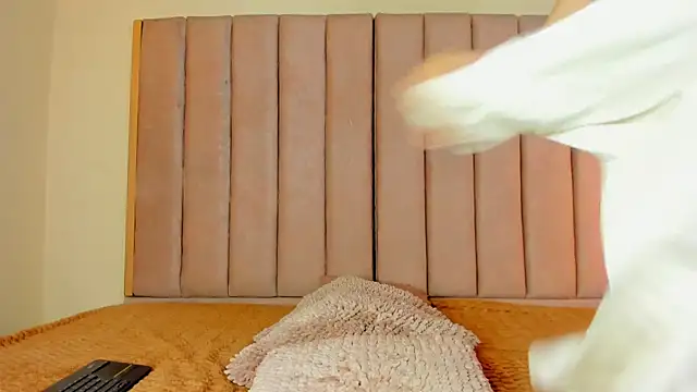 VICTORIA RASH online show from March 10, 9:30 pm