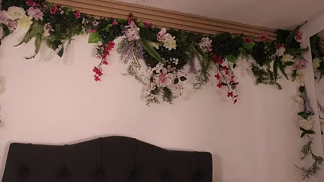 justnala  online show from December 4, 1:43 pm