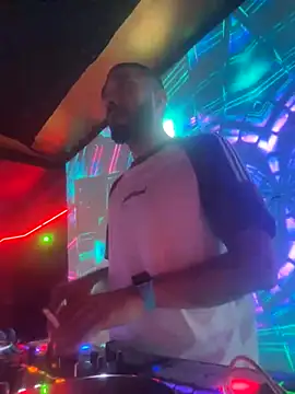 Snapshot of djtimka chatting on October 31, 7:21 pm djtimka online show from October 31, 7:21 pm