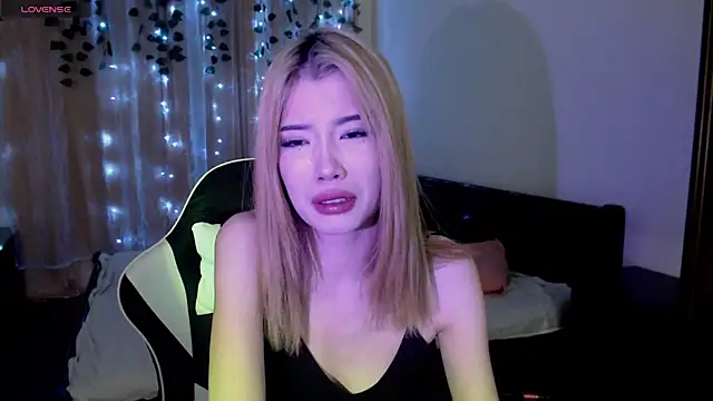 Snapshot of Velvetsky_1 chatting on February 5, 8:57 pm Velvetsky 1 online show from February 5, 8:57 pm