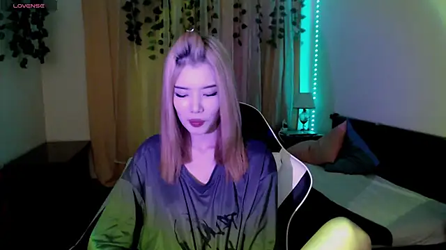 Snapshot of Velvetsky_1 chatting on February 3, 2:13 pm Velvetsky 1 online show from February 3, 2:13 pm