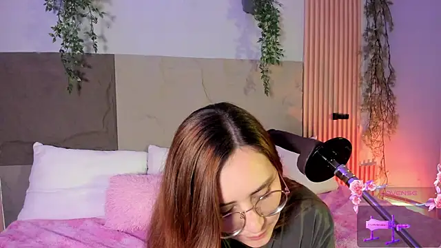 centaurigirl online show from April 7, 4:47 am