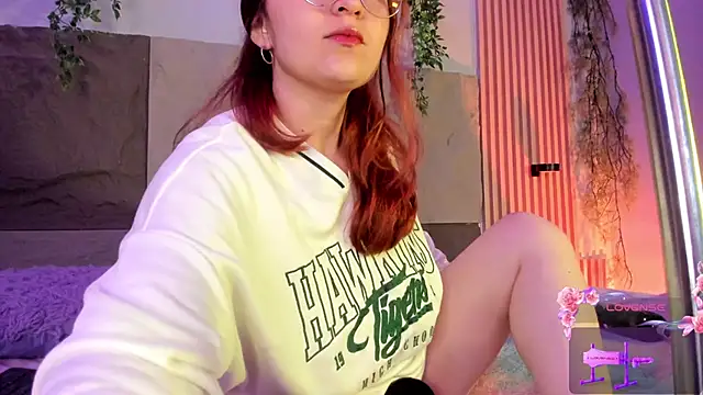 centaurigirl online show from April 19, 2:45 am