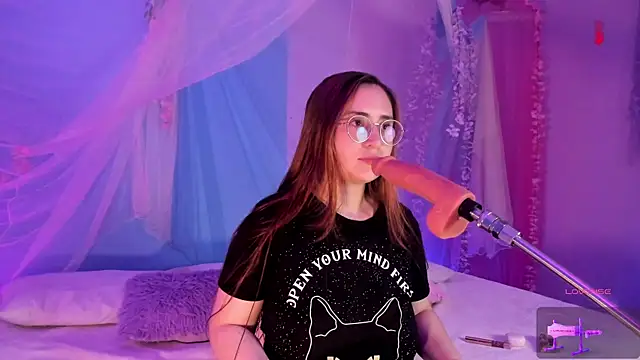 centaurigirl online show from April 25, 4:48 am