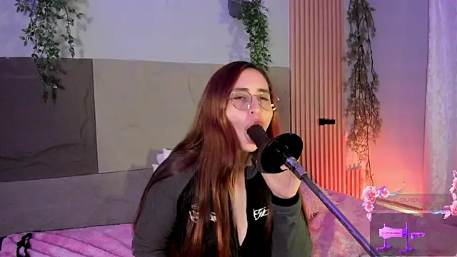 centaurigirl online show from April 12, 3:10 am