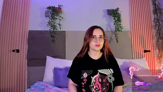 centaurigirl online show from April 18, 4:04 am