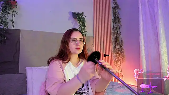 centaurigirl online show from April 14, 4:39 am