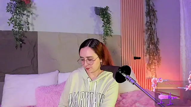 centaurigirl online show from April 10, 4:30 am