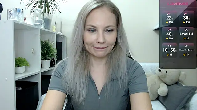 Snapshot of Sunny_bunny6 chatting on October 10, 5:52 am Sunny bunny6 online show from October 10, 5:52 am