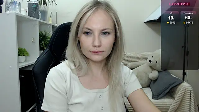 Snapshot of Sunny_bunny6 chatting on October 24, 2:21 am Sunny bunny6 online show from October 24, 2:21 am