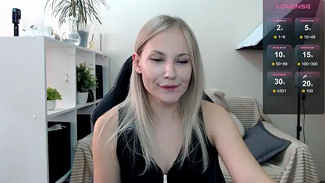 Snapshot of Sunny_bunny6 chatting on September 18, 9:56 am Sunny bunny6 online show from September 18, 9:56 am