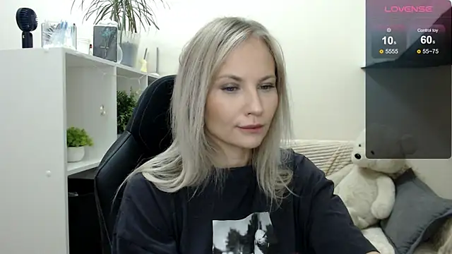 Snapshot of Sunny_bunny6 chatting on October 28, 4:02 am Sunny bunny6 online show from October 28, 4:02 am