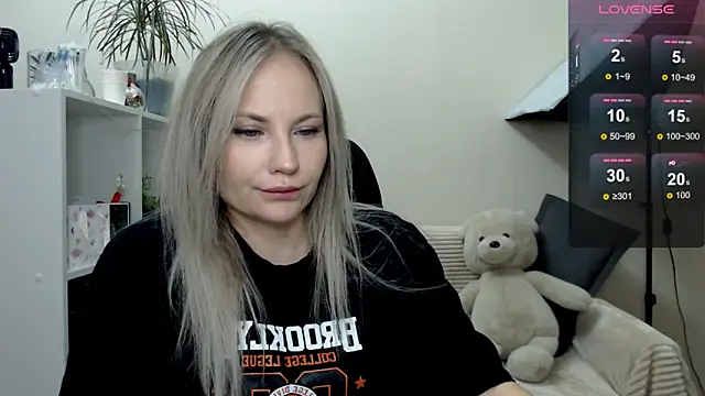 Snapshot of Sunny_bunny6 chatting on December 1, 4:13 am Sunny bunny6 online show from December 1, 4:13 am