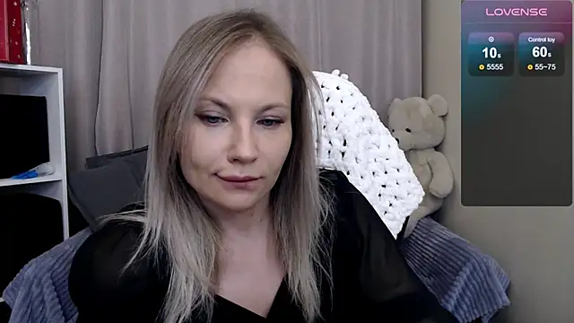 Snapshot of Sunny_bunny6 chatting on February 9, 7:45 pm Sunny bunny6 online show from February 9, 7:45 pm