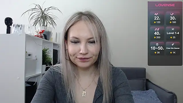 Snapshot of Sunny_bunny6 chatting on March 3, 6:20 am Sunny bunny6 online show from March 3, 6:20 am