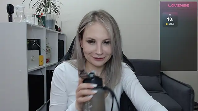 Snapshot of Sunny_bunny6 chatting on February 12, 7:34 am Sunny bunny6 online show from February 12, 7:34 am