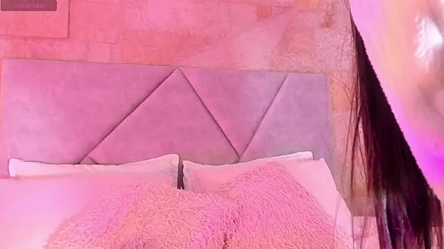 Emilyh  online show from January 8, 7:20 pm