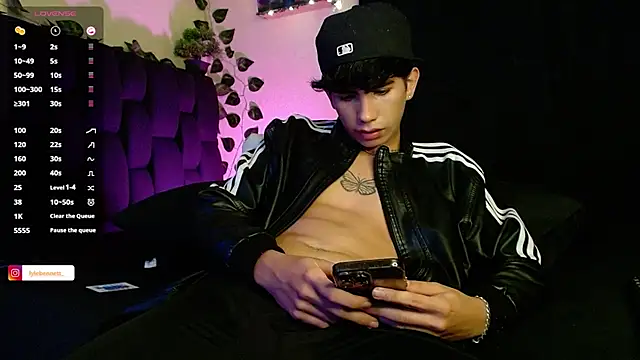 LyleBennett  online show from February 3, 12:47 pm