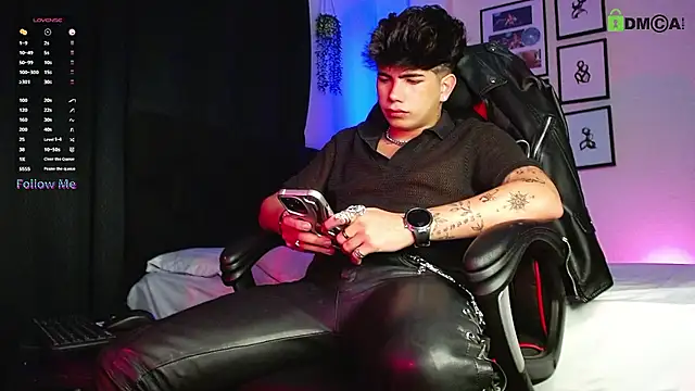 LyleBennett  online show from January 10, 11:49 am