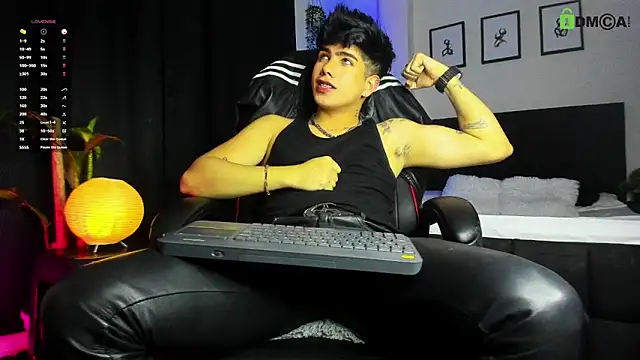 LyleBennett  online show from June 2, 2:11 am