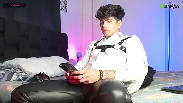 LyleBennett  online show from October 26, 10:48 am