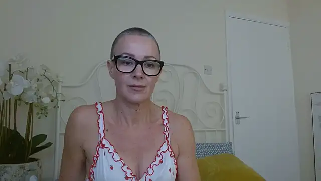 ELEGANT-ARIA36 online show from November 6, 12:20 pm