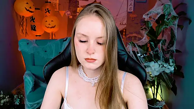 Snapshot of VivienLeeigh chatting on October 19, 9:45 am VivienLeeigh online show from October 19, 9:45 am