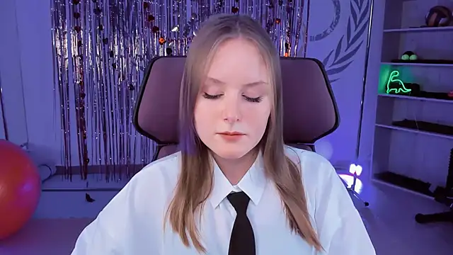 Snapshot of VivienLeeigh chatting on March 8, 3:13 pm VivienLeeigh online show from March 8, 3:13 pm