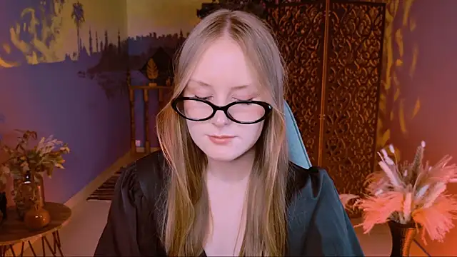 Snapshot of VivienLeeigh chatting on September 24, 3:07 pm VivienLeeigh online show from September 24, 3:07 pm