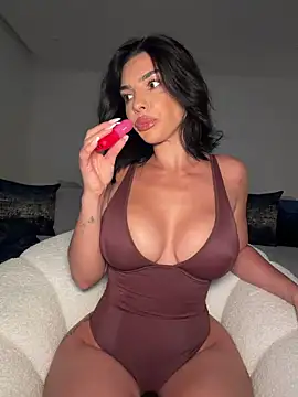 krissiswrld- online show from May 5, 6:22 pm