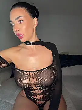 krissiswrld- online show from April 7, 6:32 pm