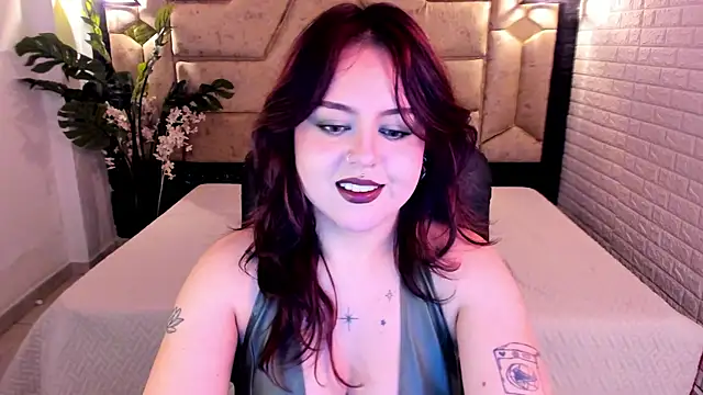 Snapshot of crimson_tati_ chatting on May 14, 4:20 am crimson tati online show from May 14, 4:20 am