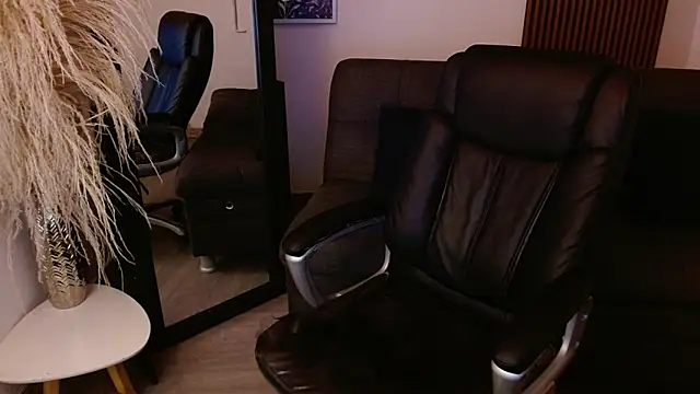 Snapshot of crimson_tati_ chatting on February 7, 6:35 am crimson tati online show from February 7, 6:35 am