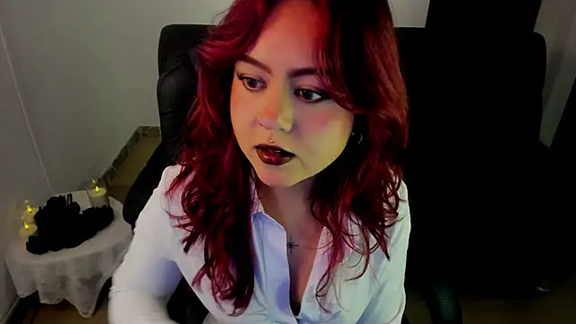 Snapshot of crimson_tati_ chatting on October 23, 4:11 am crimson tati online show from October 23, 4:11 am