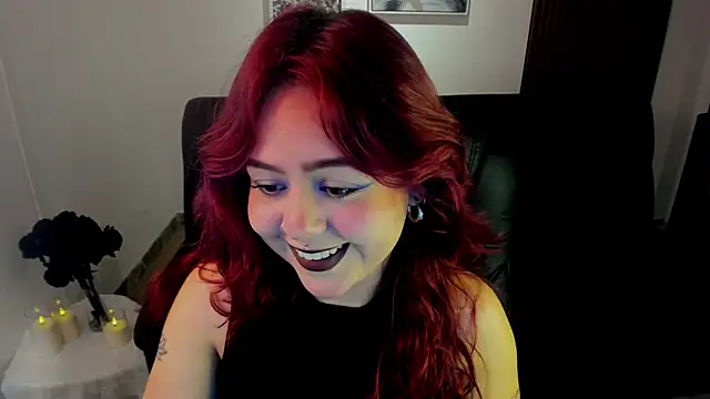 Snapshot of crimson_tati_ chatting on October 22, 4:23 am crimson tati online show from October 22, 4:23 am